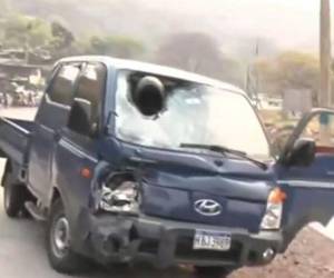 Los detalles sobre cómo ocurrió el accidente son escasos, pero el impacto fue tan fuerte que el motociclista atravesó el parabrisas del camioncito con su casco.