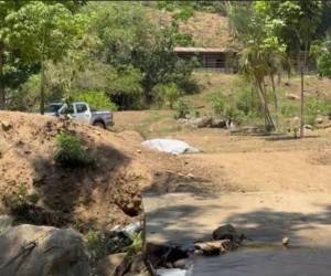 De acuerdo con la información preliminar, el hecho ocurrió durante la madrugada, aunque el cuerpo fue encontrado varias horas después.