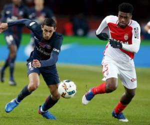 Angel Di Maria en el duelo personal con el jugador del Mónaco, Jesus Jemerson, en el duelo más importante de abril en Francia (Foto: Agencias/AP)