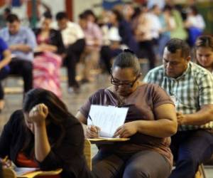 Los docentes que se inscribieron para participar en el concurso docente entregaron los documentos que solicitaron las autoridades de la Secretaría de Educación.