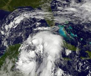 Nate se desplazaba a 35 km/h con vientos sostenidos de 120 km/h y rachas de hasta 150 km/h, y se espera que, tras cruzar el Golfo de México, llegue a tierra estadounidense. Foto: AFP