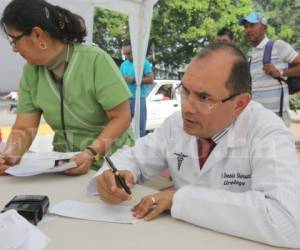Los pacientes del doctor hacían fila para poder ser atendidos. Foto: David Romero/El Heraldo