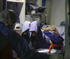 Un anciano yace dentro de una ambulancia después de ser evacuado de un hogar de ancianos luego de que varios de los residentes de la institución dieron positivo al nuevo coronavirus en Buenos Aires. Foto: AP.