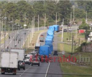 Después del mediodía del viernes los camiones que trasladan los hospitales móvles llegaron al valle de Zamorano. Foto: Estalin Irías / EL HERALDO.