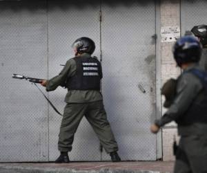 Efectivos militares y policiales lanzaron al menos dos bombas lacrimógenas contra un grupo de vecinos que llegó a las afueras del puesto militar para dar apoyo a los insurrectos, quienes fueron llevados al Fuerte Tiuna -el principal complejo militar del país-, según versiones de prensa. Foto AFP