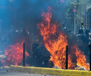Maduro y su Constituyente cuentan con apoyo de los poderes judicial, electoral y militar. Pero asfixiados por la escasez de alimentos y medicinas, y una brutal inflación. Foto: AFP
