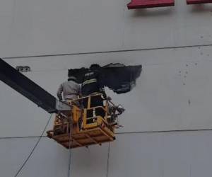 Elementos del Cuerpo de Bomberos controlaron un incendio en la bodega de una tienda dentro de Mall Premier, en Comayagüela, que afortunadamente no dejó lesionados. Se investiga qué provocó el siniestro.