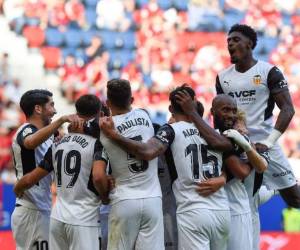 Los jugadores del Valencia celebran su cuarto gol del defensa paraguayo Omar Alderete durante el partido de fútbol de la Liga española entre el CA Osasuna y el Valencia CF en el estadio El Sadar de Pamplona el 12 de septiembre de 2021. Foto: AFP