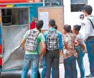 En la Plaza Central a diario se instala una unidad móvil de la Secretaría del Trabajo donde se inscribe a los desempleados.