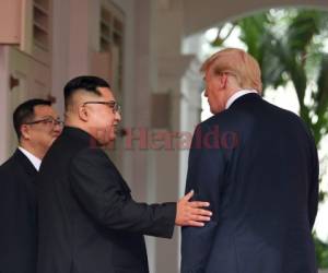 En esta foto de archivo tomada el 11 de junio de 2018, el líder de Corea del Norte, Kim Jong Un se reúne con el presidente de Estados Unidos, Donald Trump. Foto AFP
