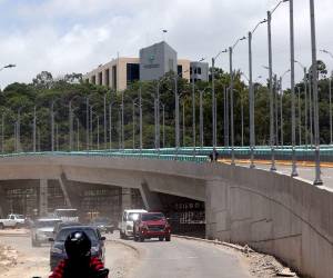 El paso a desnivel Papa Francisco, ubicado en el tramo que conecta el Anillo Periférico con la calle Los Alcaldes, permanece paralizado y sin tráfico vehicular.