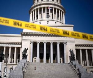 Una cinta de precaución bloquea la calle de entrada del edificio del Capitolio Nacional en La Habana, Cuba, el martes 13 de julio de 2021. Foto: Agencia AFP.