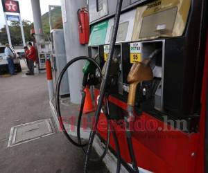 La gasolina superior se cotiza a 95.99 lempiras por galón, la regular a 86.64 y el diésel a 80.81 lempiras. El alto impuesto es lo que más impacta en el precio final de los carburantes.