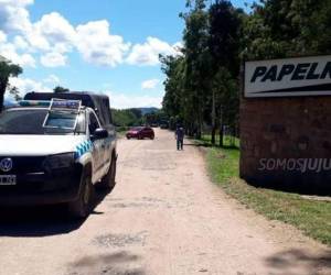 Hasta el lugar llegaron varias unidades policiales para investigar el hecho. Foto cortesía Portal Diario AR