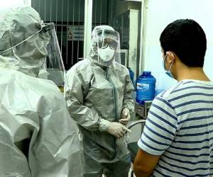 China confinó el jueves a unas 20 millones de personas alrededor de Wuhan, la metrópolis de donde surgió un nuevo virus que comenzó a propagarse por el mundo y moviliza a las autoridades sanitarias internacionales. AFP.