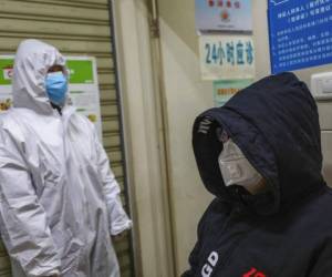 La mujer se contagió luego que su esposo presentara síntomas de la enfermedad al regresar de Wuhan. Foto: AP.