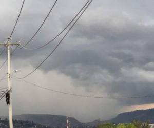 En la capital de Honduras ya se visualiza la formación de nubes que podrían generar una tormenta eléctrica. (Foto: Copeco)