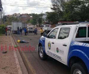 Agentes policiales llegaron a la escena del accidente. Foto Estalin Irías|El Heraldo
