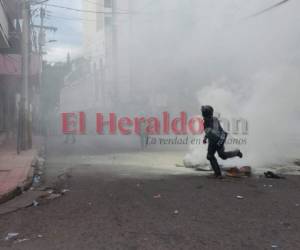 En una batalla campal entre los policías y los manifestantes acabó la protesta que este miércoles paralizó más temprano el centro de la capital de Honduras. Foto: Alejandro Amador/El Heraldo.