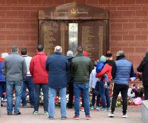 La avalancha provocó inicialmente la muerte a 94 personas, comprimidas contra las vallas de seguridad que separaban la cancha de las gradas. Foto:AFP