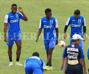 Maynor Figueroa junto a sus compañeros previo a iniciar los trabajos de la Selección de Honduras (Foto: Ronal Aceituno/OPSA)