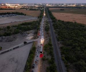 El camión fue encontrado junto a las vías del tren en una zona remota de la periferia sur de la ciudad y un funcionario del Departamento de Bomberos de San Antonio dijo que hallaron “montones de cuerpos” y ningún signo de agua en el camión.
