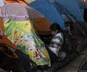 Miles de migrantes atrapados en las fronteras norte y sur de México, hacinados en campamentos o mendigando en las calles, contemplan 'aterrorizados' la propagación del Covid-19.