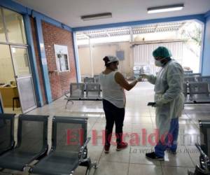 El Personal de Salud también ha establecido un protocolo de protección para evitar infectarse. Foto: Emilio Flores / EL HERALDO.
