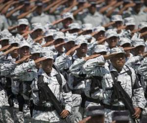 Efectivos de la Guardia Nacional saludan durante la presentación de la nueva fuerza en el Campo Marte de la Ciudad de México, el domingo 30 de junio del 2019. Foto: Christian Palma/Agencia AP.