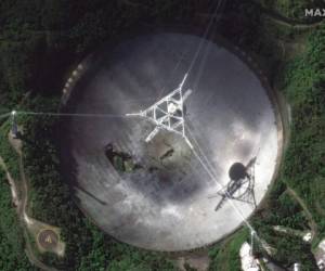La imagen satelital distribuida por 2020 Maxar Technologies muestra el radiotelescopio dañado del Observatorio de Arecibo, Puerto Rico. Foto: AP.