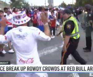 Los enfrentamientos entre aficionados hondureños y la policía han causado mucha indignación en Estados Unidos. Foto: Cortesía NBC