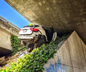 La policía dijo que el conductor, de 32 años, circulaba a exceso de velocidad el lunes cuando un agente de la patrulla trató de detenerlo. Así quedó el automotor. Foto: AP.
