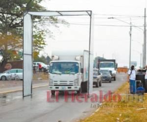 Gobernación con apoyo de otras entidades instalaron un arco de sanitización de vehículos en el bulevar Mauricio Oliva.