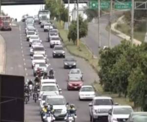 La caravana acompañó a los familiares y personas más cercanas del líder religioso hasta el cementerio San Miguel Arcángel. Fot: Cortesía