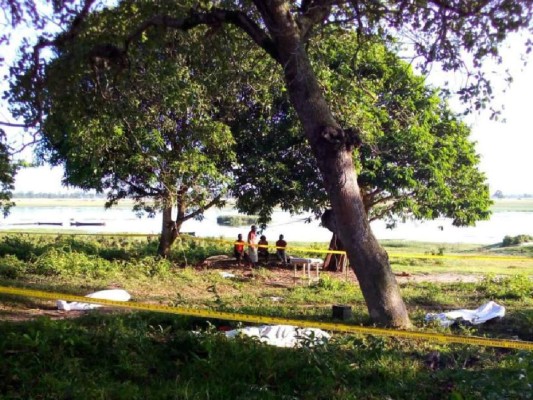Los cuerpos de las víctimas quedaron tirados al costado de un árbol en la comunidad de Warunta, La Mosquitia.