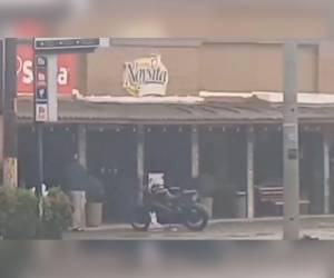 El hecho violento ocurrió este viernes, cuando dos hombres ingresaron al establecimiento para cometer un asalto.