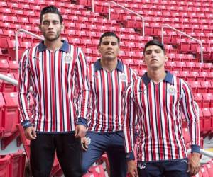 Gael Sandoval, Carlos Salcido y Allan Pulido fueron los encargados de modelar la nueva camiseta de Guadalajara. Foto: Twitter @Chivas
