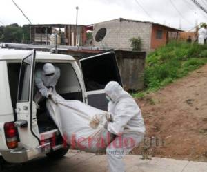 Agentes de Medicina Forense llegaron al lugar donde falleció la víctima identificada como Víctor Reiniery Colíndres. Foto: Estalin Irías.