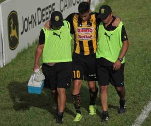 Luciano Ursino tuvo que salir del juego ante Real Sociedad por un golpe en su rodilla.