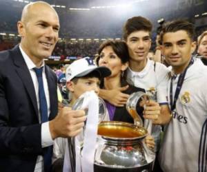 Zinedine junto a su esposa y su hijo Enzo Zidane el pasado 3 de junio en Cardiff, cuando el Real Madrid se coronó como campeón de Champions League. (Foto: Agencias/AP/AFP)