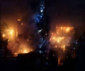 A dos días de finalizar el año, un voraz incendio registrado alrededor de las 6:00 de la tarde dejó tristeza y cenizas entre los locatarios del mercado Medina Concepción, en San Pedro Sula, uno de los principales centros de abastecimiento de la ciudad.