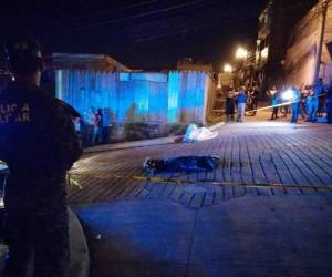 Los jóvenes habrían sido bajados de una camioneta y acribillados en el lugar.