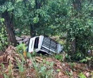 El vehículo quedó en el fondo, de donde varios pobladores procedieron a rescatar al conductor herido.