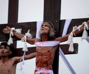Filipinas tiene 80 millones de católicos, que en su mayoría celebran en familia y en la iglesia el Viernes Santo, el día en que según la tradición Jesucristo murió en la cruz. Pero en algunas regiones todavía se cree en el sufrimiento extremo como forma de expiar los pecados. Foto: Agencia AP.