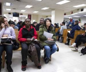 Personas aguardan su turno en una oficina del Departamento de Transporte, el lunes 16 de diciembre. Foto: AP.