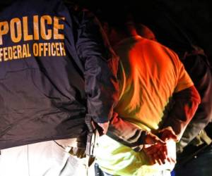 Agentes del Servicio de Control de Inmigración y Aduanas detienen a una persona durante una redada en Richmond, Virginia. Foto: AP.