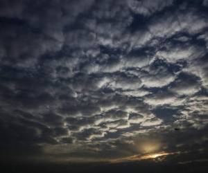 El sol se pone tras las nubes en Calcuta, en el estado indio de Bengala Occidental, India. Foto: AP.