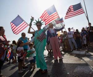 Cristianos evangélicos de varios países ondean banderas estadounidenses en Jerusalén el 1 de octubre de 2015.
