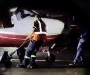La aeronave tuvo que ser retirada de la pista al resultar dañada una de las llanas del tren de aterrizaje.