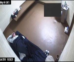 Esta captura de pantalla de un video lanzado a Killmer, Lane & Newman, muestra a Diana Sánchez en labor de parto la mañana del 31 de julio de 2018 sola en su celda de la cárcel en Denver. Foto: AFP.